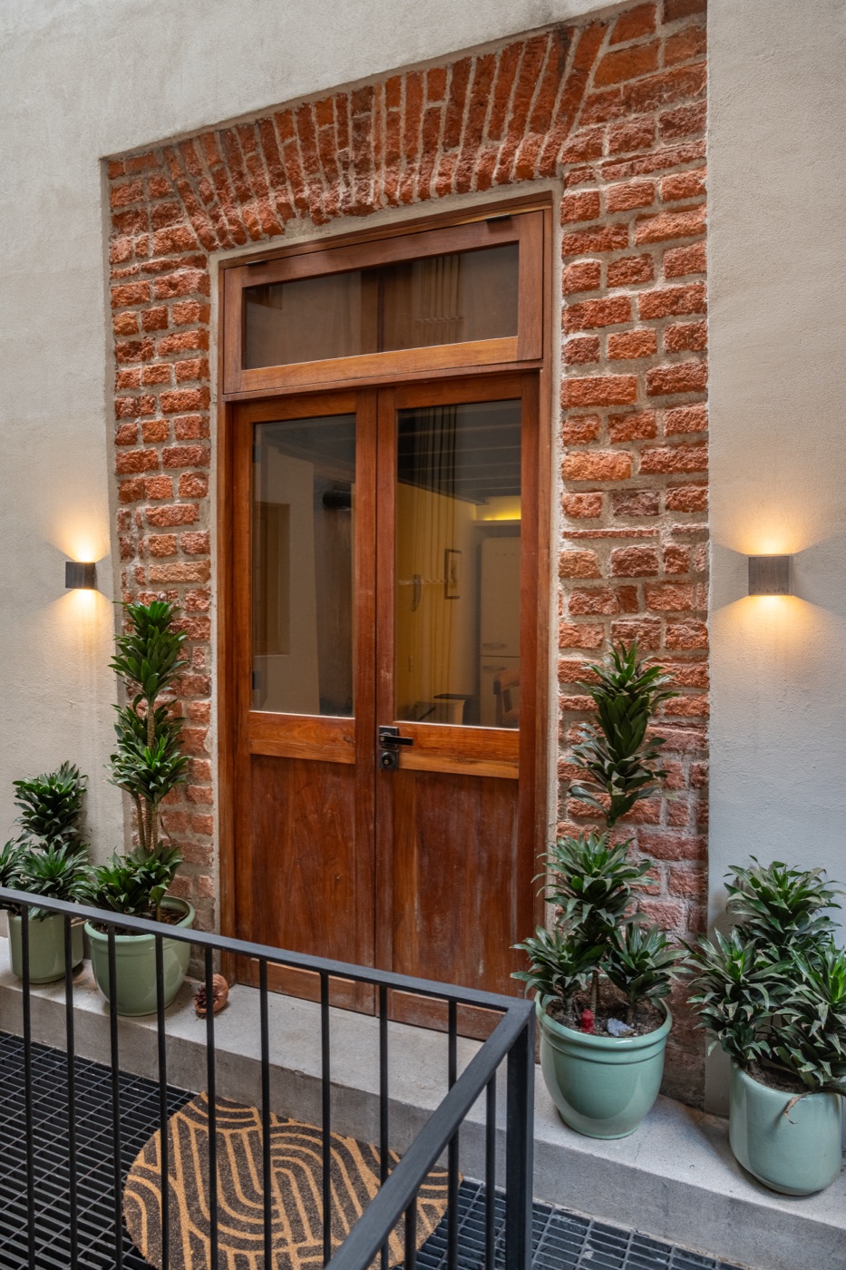 Design Apartment by Tana Karei — private entrance
